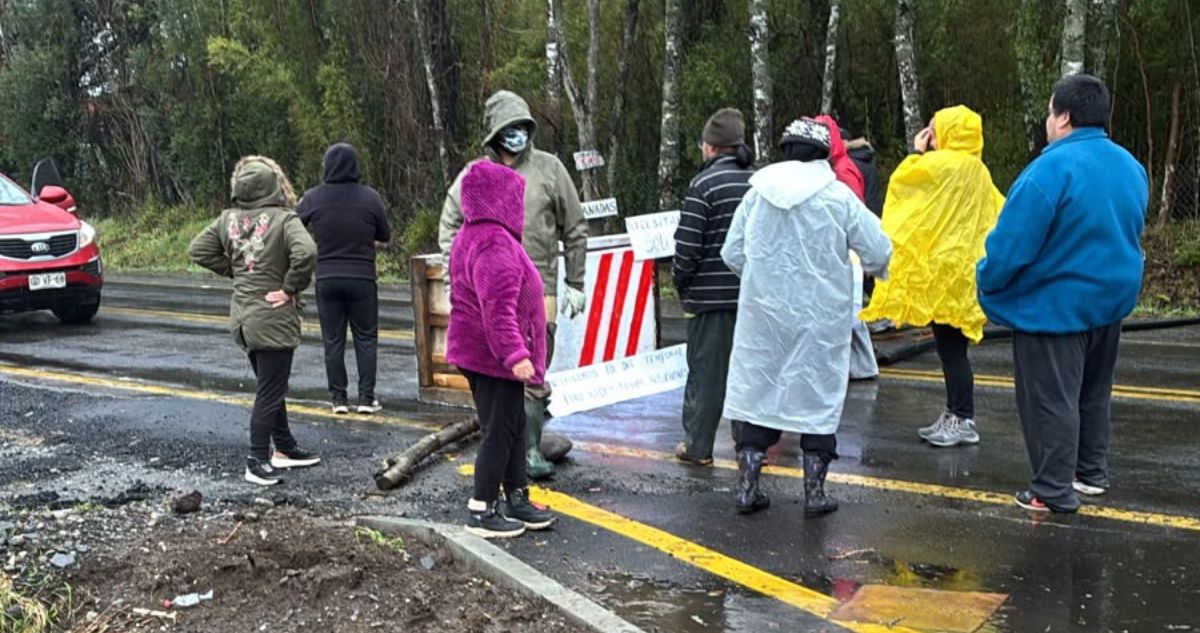 Vecinos bloquean ruta Villarrica-Licán Ray como protesta tras 48 horas sin luz por el sistema frontal