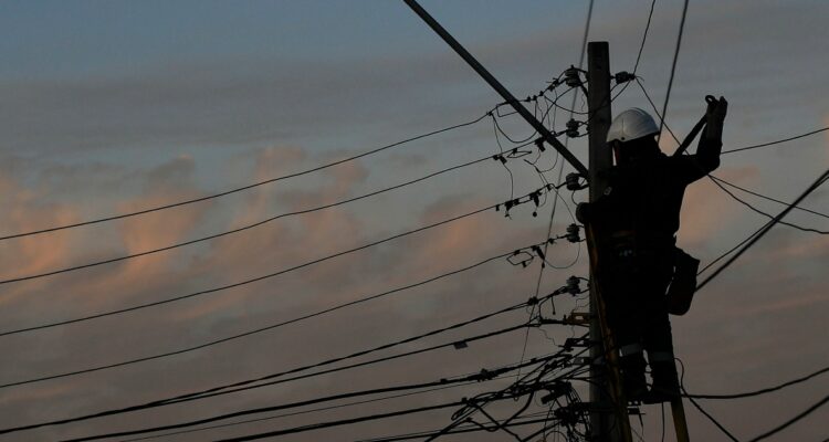 https://media.biobiochile.cl/wp-content/uploads/2026/07/vecinos-sin-luz-laguna-verde-750x400.jpg