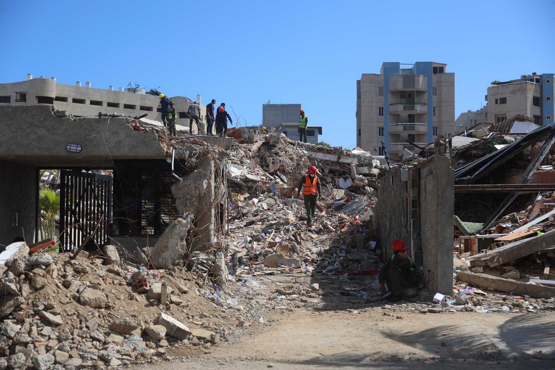 Escombros de un edificio tras el doble terremoto en La Guaira, Venezuela
