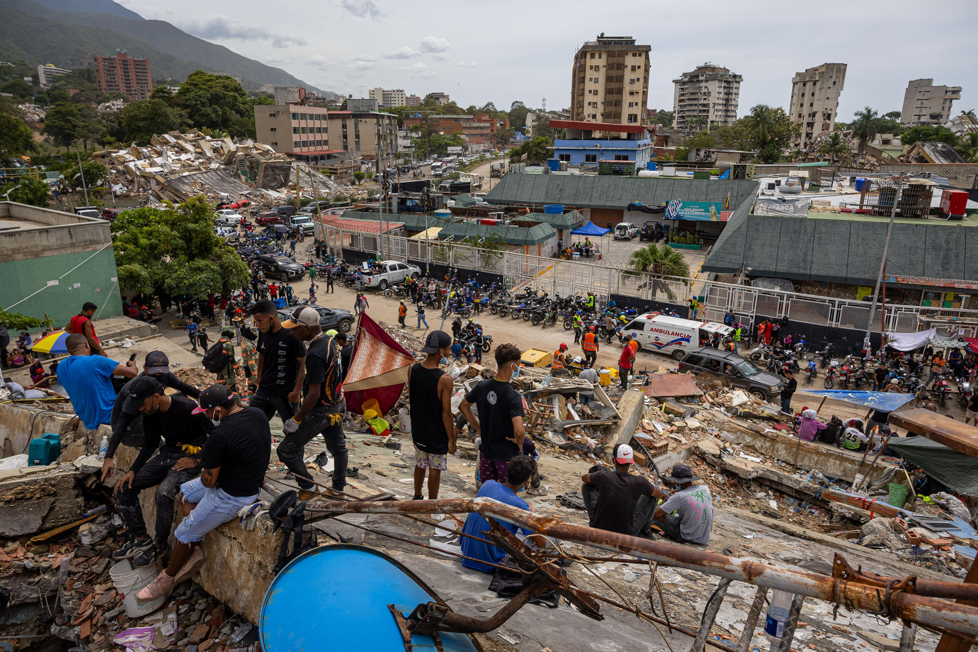 Personas observan edificios colapsados por los terremotos este martes, en La Guaira (Venezuela)