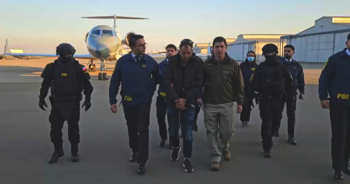 VIDEO| Mirada desafiante y esposado de pies y manos: así llegó a Chile el venezolano Dayonis Orozco