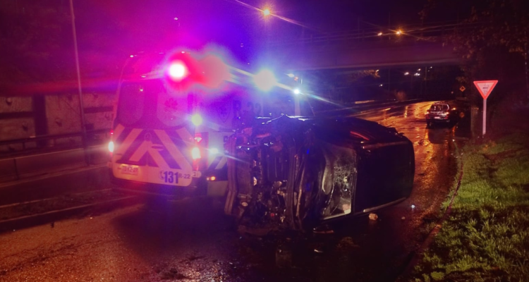 Conductora desbarranca 20 metros con su vehículo en Viña del Mar: resultó ilesa tras volcamiento