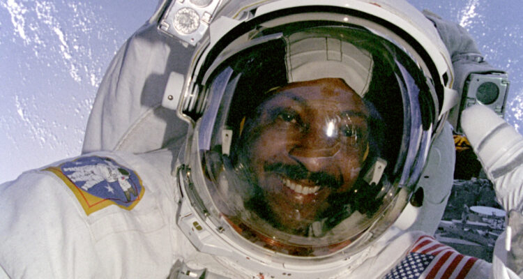 Foto de Winston E. Scott, exastronauta de la NASA, durante una caminata espacial