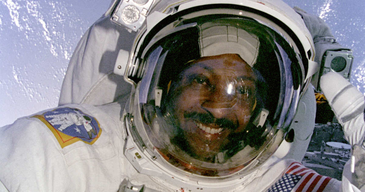 Foto de Winston E. Scott, exastronauta de la NASA, durante una caminata espacial