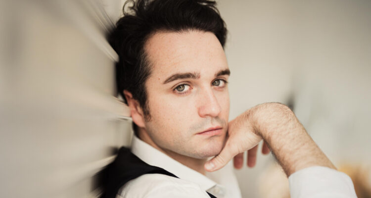 Xabier Anduaga, el ‘nuevo tenor dorado de la ópera’ mundial, debutará en Chile con única función