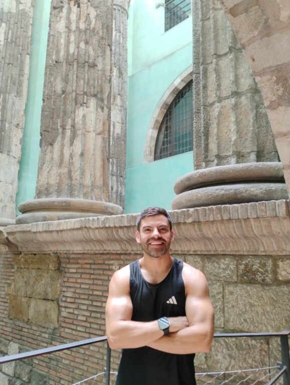 Ítalo Zúñiga, entre las columnas del Temple d’August, en el Barrio Gótico