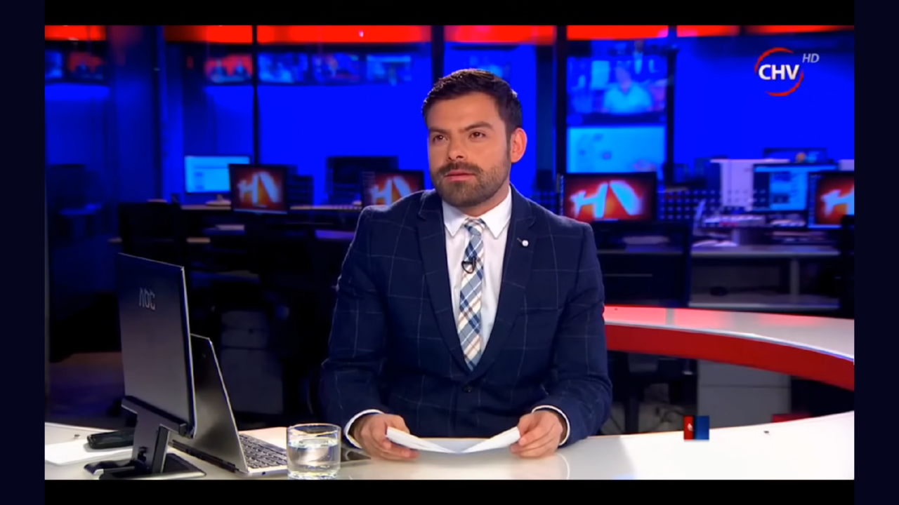 Ítalo Zúñiga durante el noticiero de CHV de 2015 en el que pronunció la frase me están hueveando