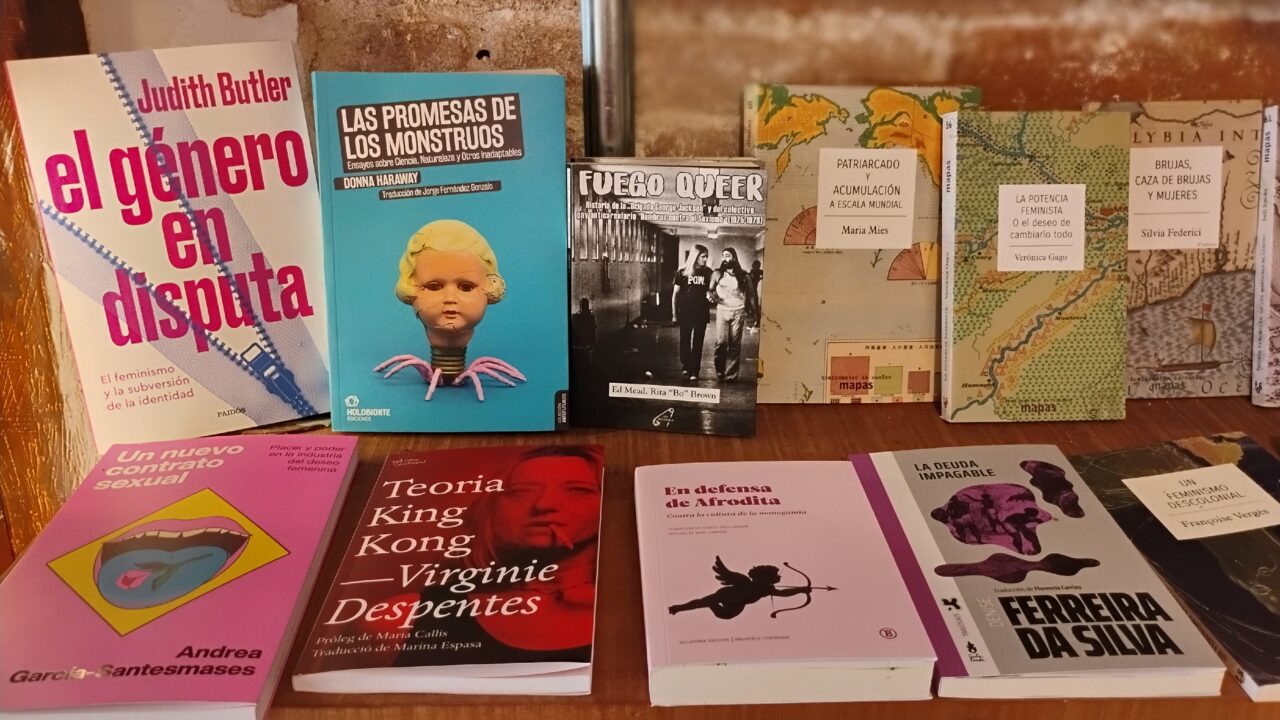 Títulos de Judith Butler, Donna Haraway y Silvia Federici forman parte del catálogo. (Foto I. Molina)