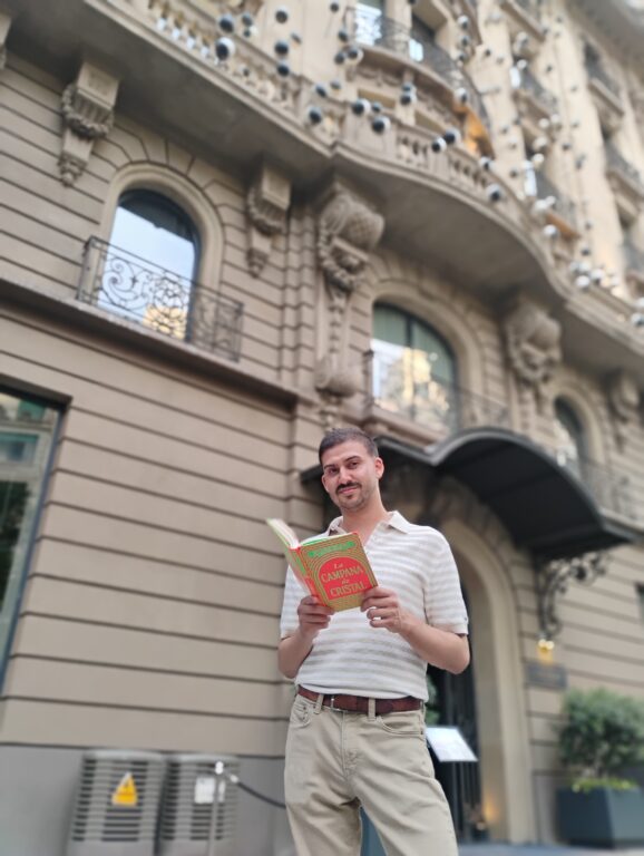 Tomás posa con el libro La campana de cristal, frente al Hotel Ohla Barcelona (Foto por I. Molina)