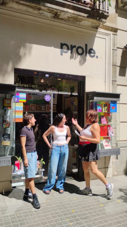 Ignacia, Carolina y Paulina conversan frente a La Prole, en Sant Antoni. (Foto I. Molina)