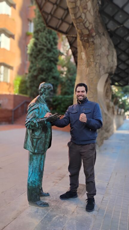 Juan Pablo junto a la estatua de Antoni Gaudí, en Sarrià (foto por I. Molina)