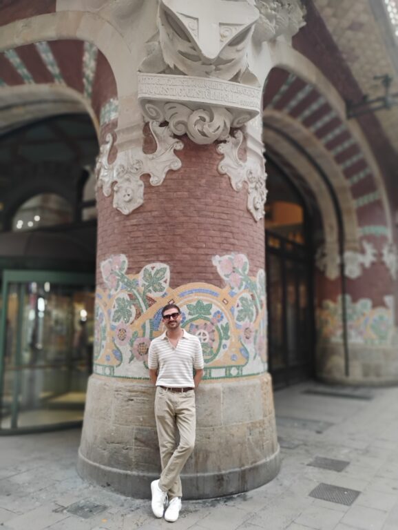 Tomás frente a los mosaicos del Palau de la Música Catalan (foto por I. Molina)