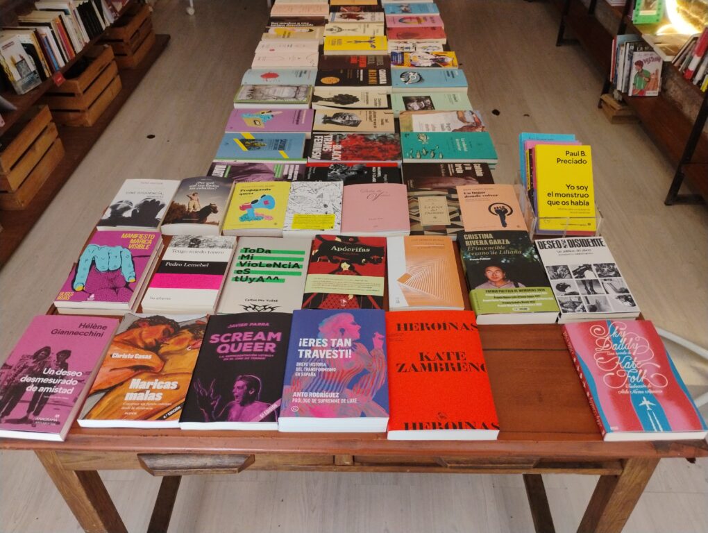 La mesa central reúne narrativa, ensayo y títulos de temática queer. (Foto I. Molina)