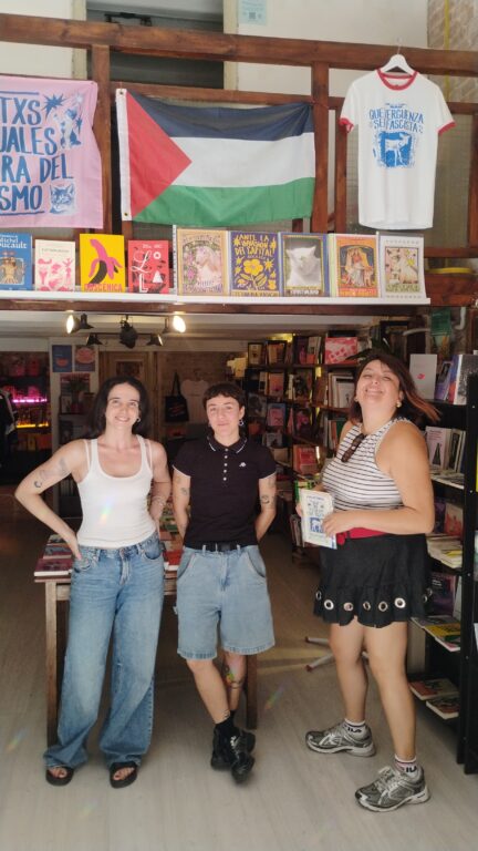 Libros, fanzines y una bandera palestina conviven en el interior de La Prole. (Foto I. Molina)