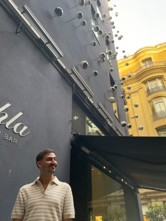 Tomás bajo los ojos de cerámica que cubren la fachada del Hotel Ohla Barcelona (foto por Alicia Soler)