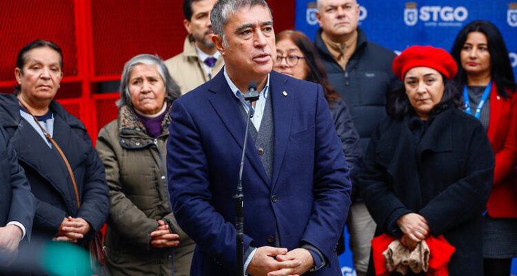 Cierran puente peatonal Huérfanos: trabajos de remodelación buscarán erradicar focos de delincuencia