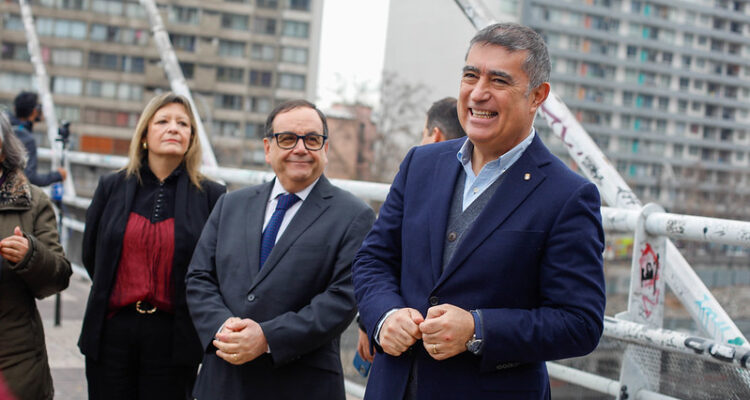 Cierran puente peatonal Huérfanos: trabajos de remodelación buscarán erradicar focos de delincuencia