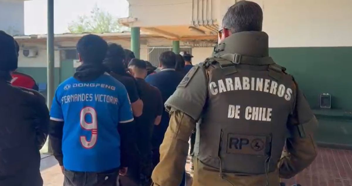 76 hinchas de la "U" detenidos tras tomarse bus RED en previa de "banderazo": la mayoría son menores