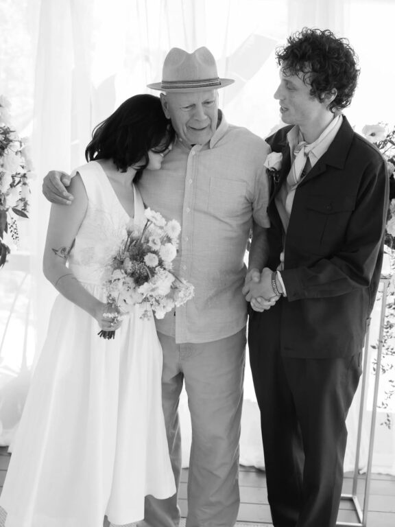 Bruce Willis aparece en el matrimonio de su hija Tallulah