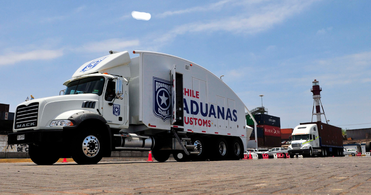 Aduanas habría pagado $2.200 millones de sobreprecio a empresa por 2 licitaciones de camiones escáner