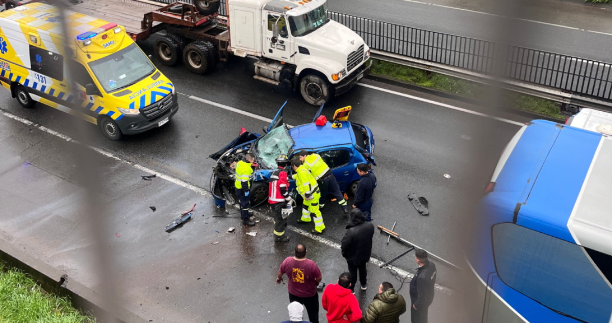 Accidente entre auto, camión y bus deja a mujer atrapada en su vehículo en Ruta 5 Sur