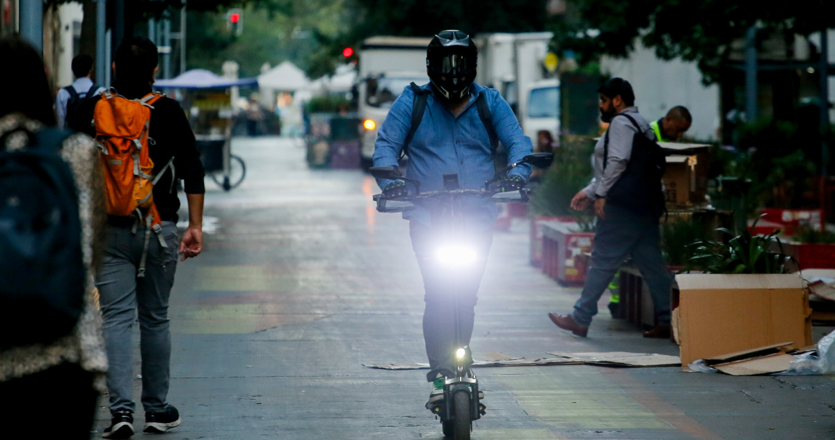 El viaje el trabajo que termina en urgencias: accidentes en scooter subieron un 37% en un año