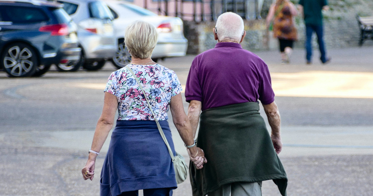 https://media.biobiochile.cl/wp-content/uploads/2026/08/adultos-mayores-1.jpg