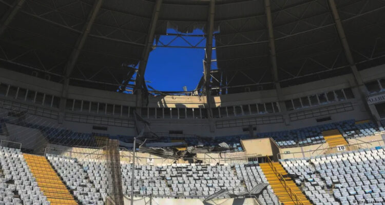 Al menos 2 muertos y 16 heridos dejan ataques rusos a Ucrania: un bombardeo alcanzó estadio de fútbol