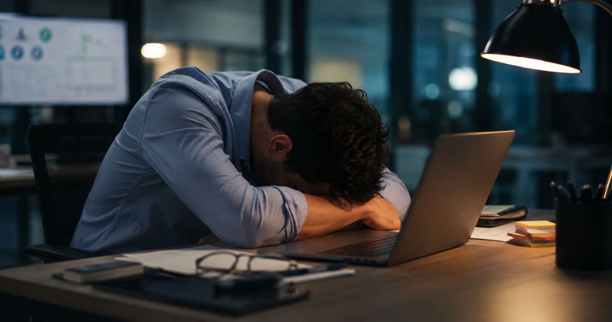 Líderes de la IA prometen menos carga laboral pero los empleados dicen que trabajan 90 horas semanales