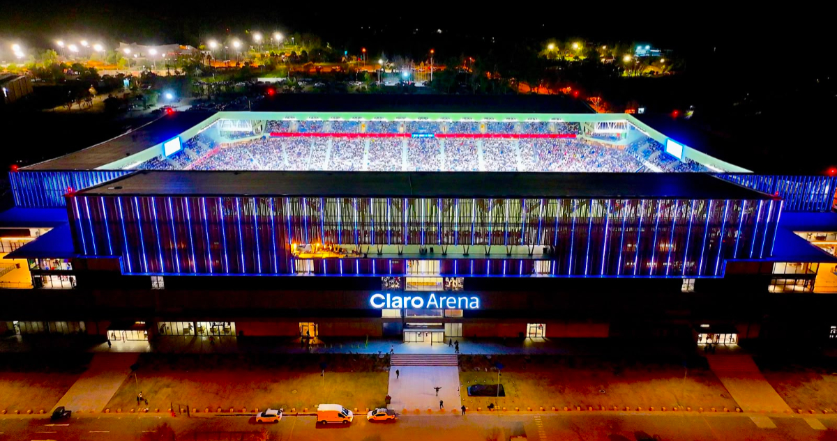 Estadio Claro Arena celebra primer aniversario con partido de la UC, concierto y show de proyección