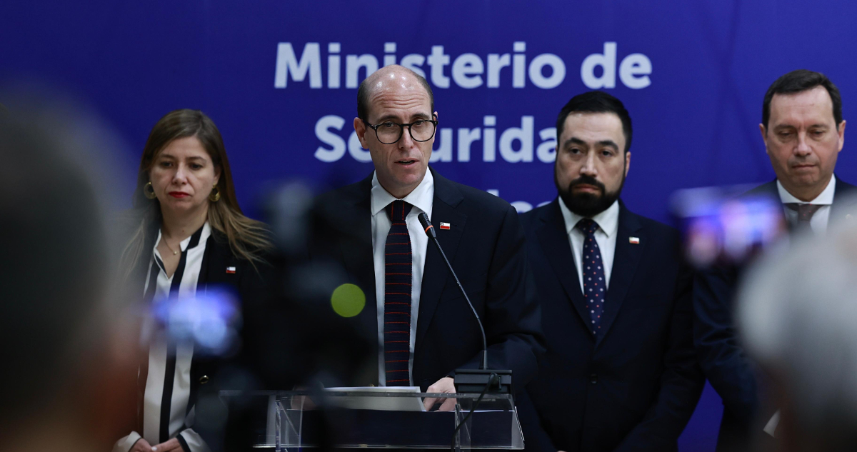 Arrau se abre a "conversar" cambios a reforma de seguridad con dardos a "opinólogos" que la critican