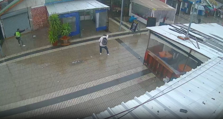 Prisión preventiva a dos extranjeros por robo a camión de valores en Santiago: un asaltante murió