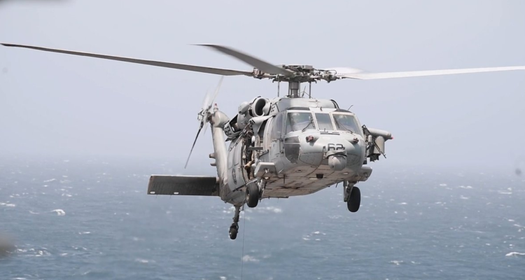 Helicóptero militar de EEUU ataca un buque de carga que trató de romper el bloqueo naval contra Irán
