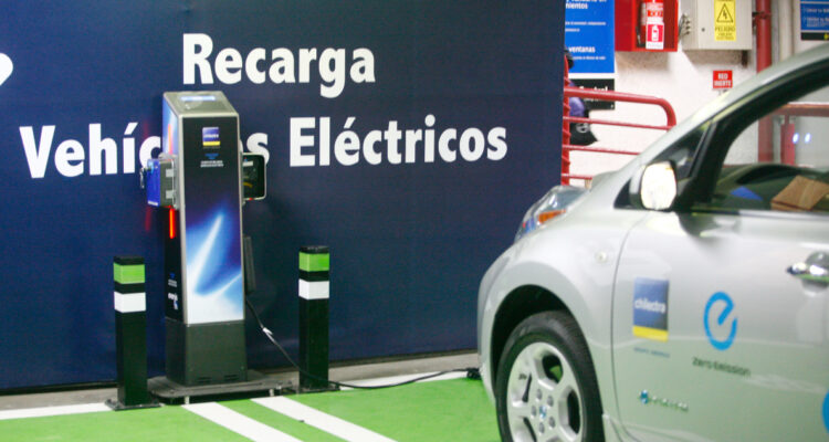 Tres meses de gracia y tasa preferencial: BancoEstado lanza facilidad de crédito para autos eléctricos