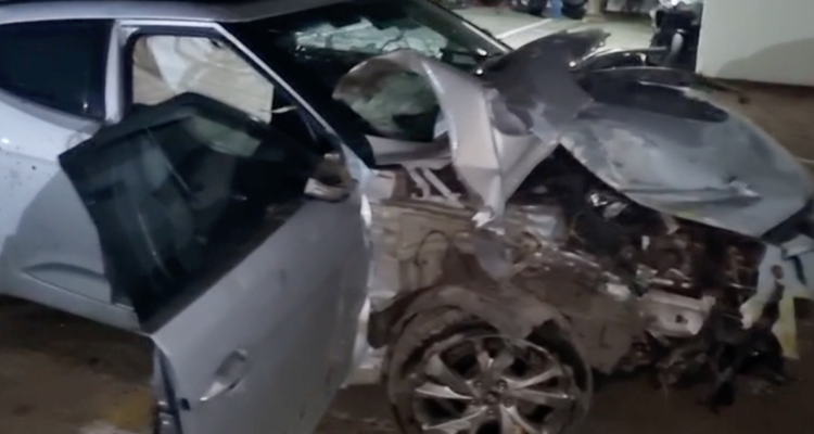 Persecución en Peñalolén termina con dos detenidos y un auto robado dentro de un canal de regadío