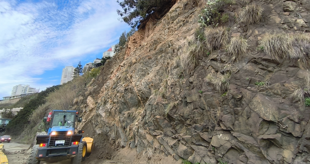 Viña del Mar: más de 20 toneladas de roca con riesgo de caída han sido retiradas en avenida España