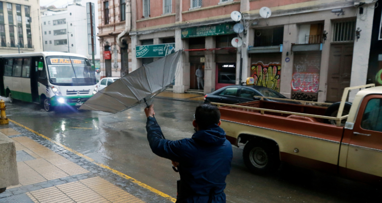 Rachas hasta 80 km/H: emiten aviso por viento que afectaría a 7 regiones desde el miércoles