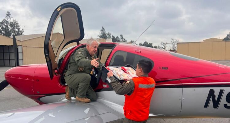 Ejército despliega puente aéreo para llevar 140 kilos de ayuda humanitaria a Monte Patria