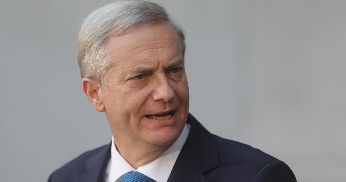 Kast pone paños fríos a presión oficialista por indultos: "Yo no los tengo en mi escritorio"