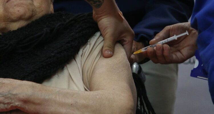 Vacunación contra influenza no alcanza la meta: 1,5 millones de mayores siguen sin inocularse