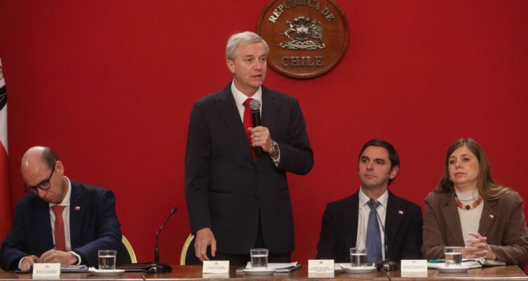 Cita en La Moneda de Kast con alcaldes termina con algunos de oposición retirándose