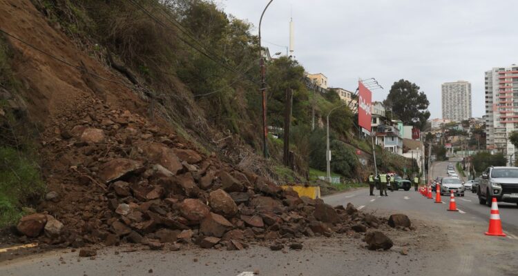 Minvu anuncia inversión de $1.100 millones para recuperar Avenida España tras deslizamientos