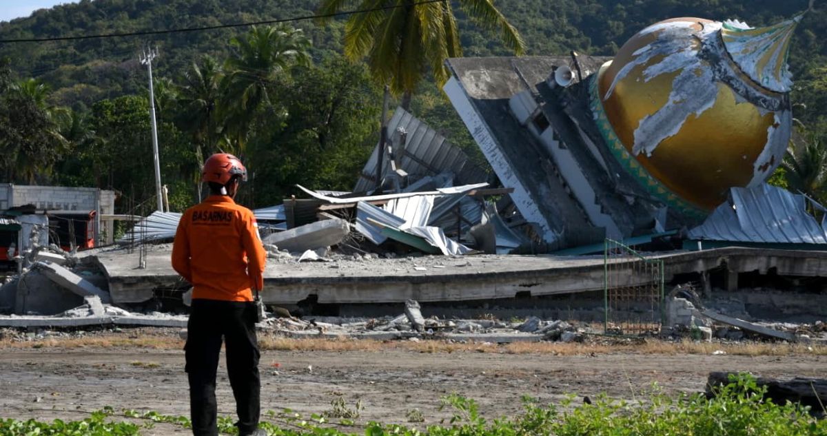 Sube a 68 la cifra de muertos por terremoto 7,7 en Indonesia: hay 4 mil evacuados