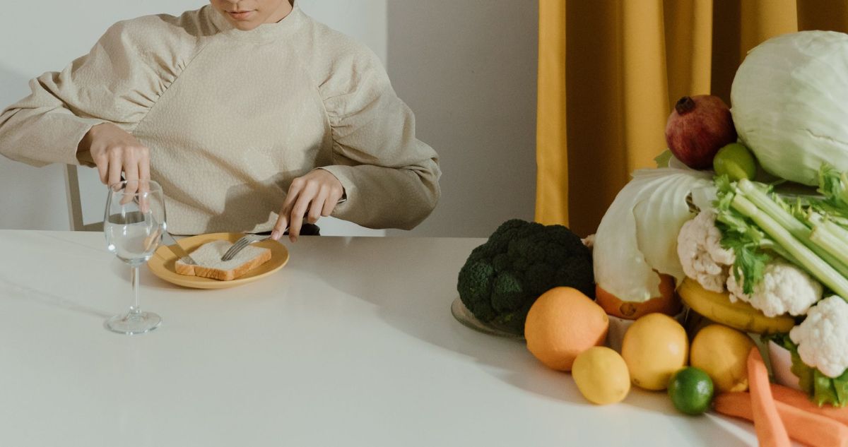 Contar calorías y ayunar: las señales de alerta que podrían anticipar un trastorno alimentario