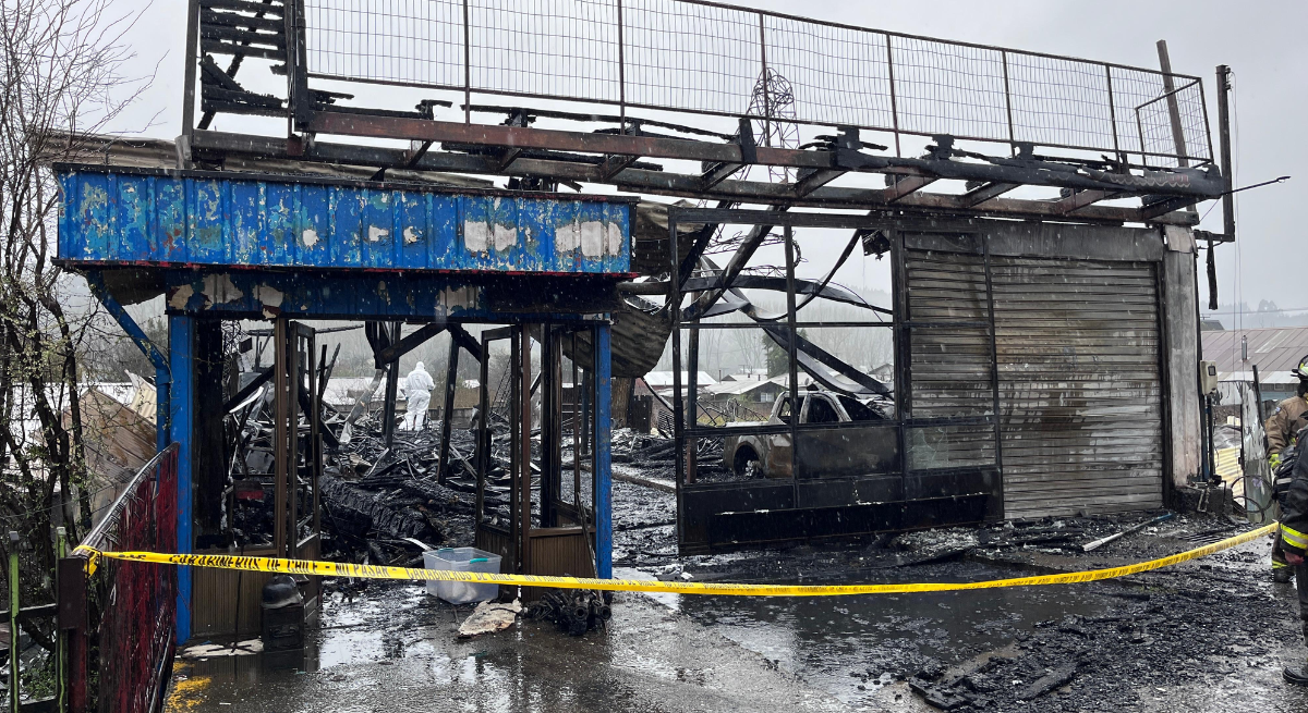 Confirman un muerto en incendio que destruyó cuartel de Bomberos y tres viviendas en Los Lagos
