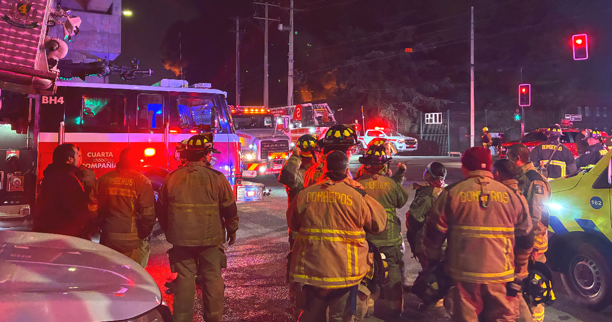 Bomberos declara controlado incendio en planta química en Quilicura tras casi 24 horas de combate