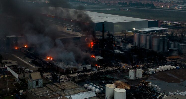Gigantesco incendio en Quilicura: Bomberos acusa que prevencionista de Panimex aún no llega al lugar