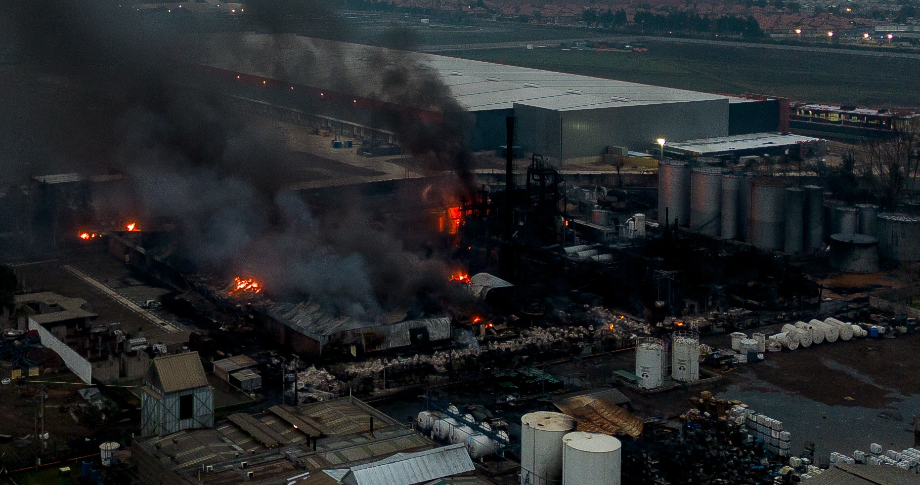 Gigantesco incendio en Quilicura: Bomberos acusa que prevencionista de Panimex aún no llega al lugar