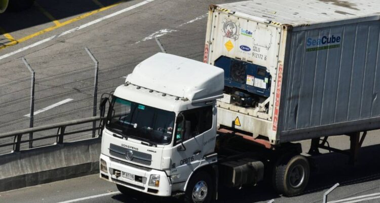 https://media.biobiochile.cl/wp-content/uploads/2026/08/buses-y-vehiculos-de-carga-pesada-no-podran-utilizar-avenida-carampangue-en-valparaiso-desde-el-lunes-750x400.jpg