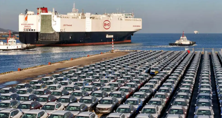 Cargamento récord: enorme buque de china BYD llegó a Chile con miles de autos eléctricos e híbridos